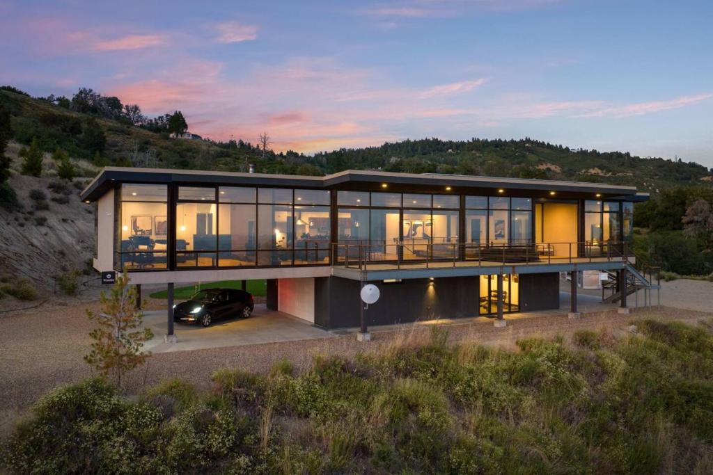 une maison avec une voiture garée devant dans l'établissement Secluded Dream Home with Hot Tub and Full Gym on 20 Acres, à Palomar Mountain