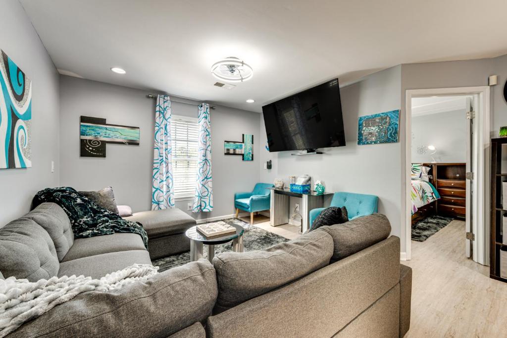 אזור ישיבה ב-Outdoor Entertainment Area Family Concord Apt!