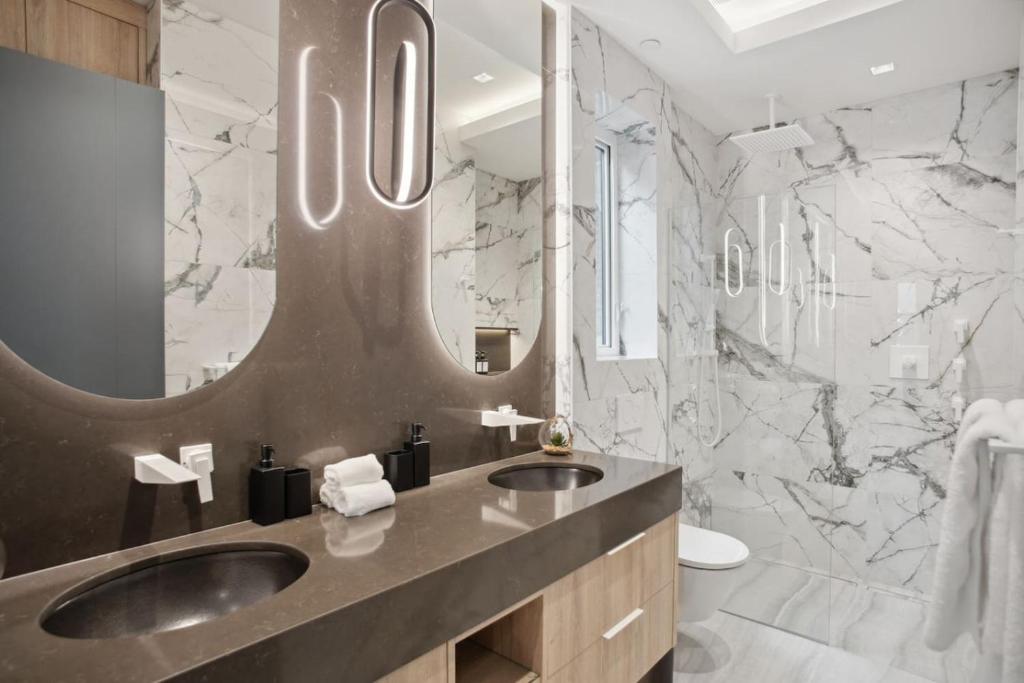 Koupelna v ubytování Luxury Downtown Vancouver Home Near Sunset Beach with Parking