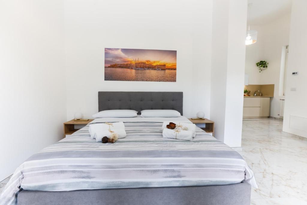 Letto o letti in una camera di Elegante Suite con giardino nel centro Lecce - Free Parking - WiFi
