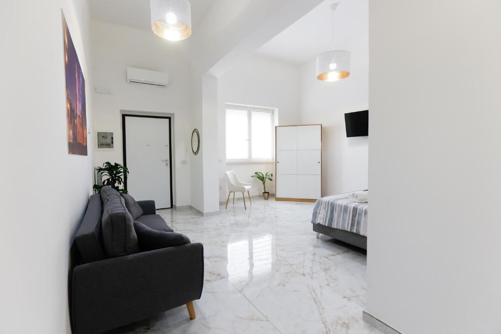 un soggiorno con divano e letto di Elegante Suite con giardino nel centro Lecce - Free Parking - WiFi a Lecce