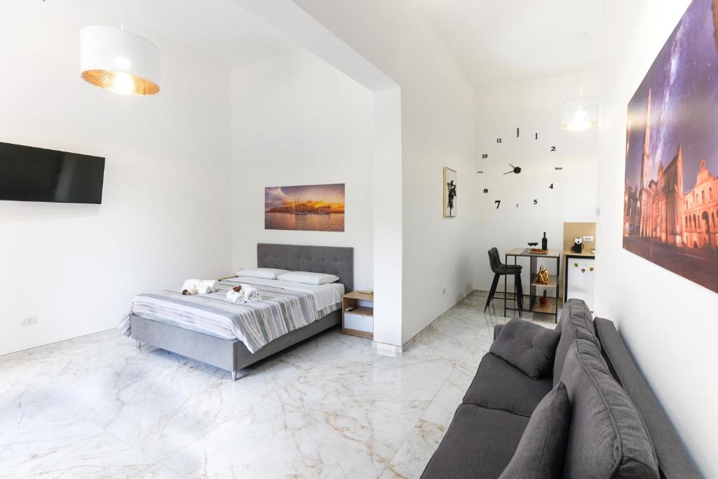 Letto o letti in una camera di Elegante Suite con giardino nel centro Lecce - Free Parking - WiFi