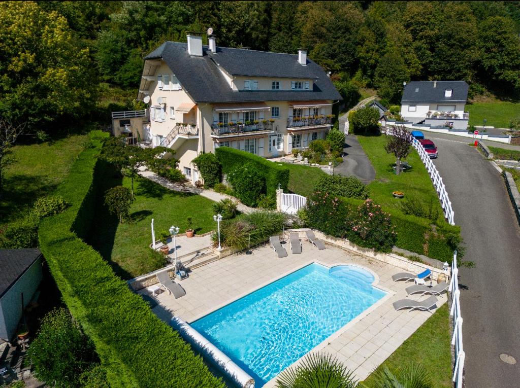 Photo de la galerie de l'établissement Villa avec piscine face aux Pyrénées, à Ayzac-Ost