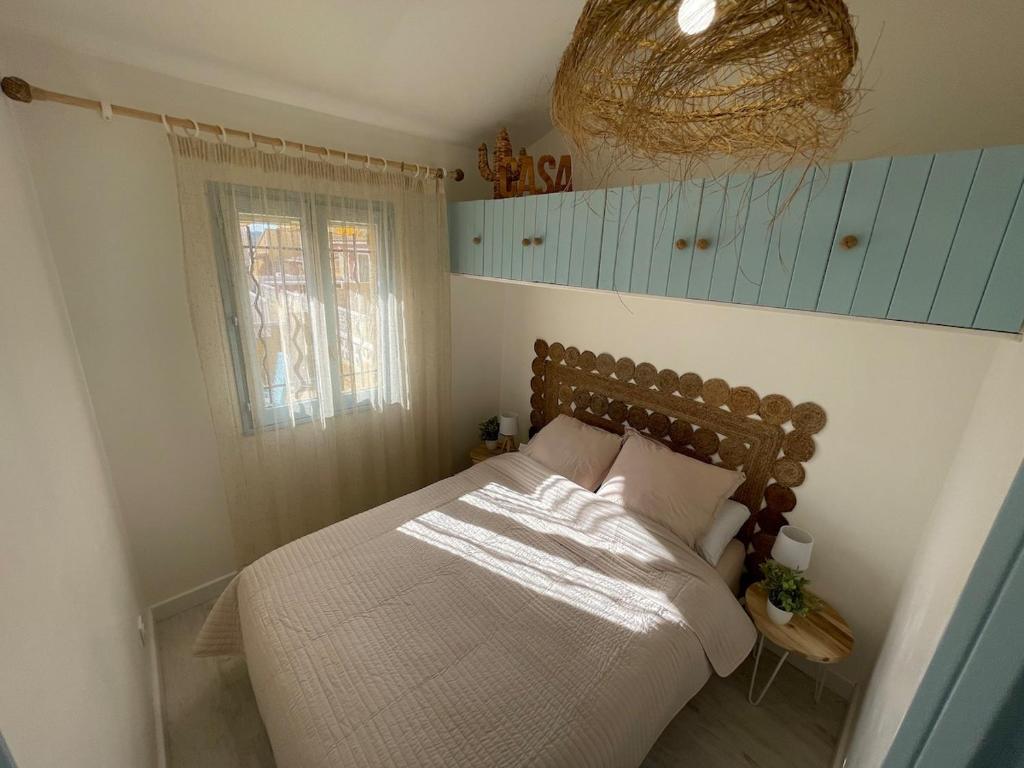 Ένα ή περισσότερα κρεβάτια σε δωμάτιο στο La Casa Blau Maison de charme à 15 Min du Marché de Noël Barcares