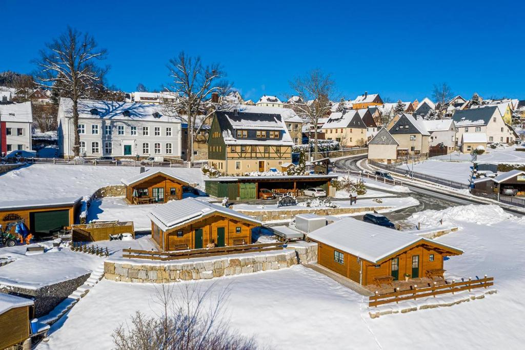 Luftaufnahme einer Stadt im Schnee in der Unterkunft Pension Bernhardt in Schwarzenberg/Erzgebirge