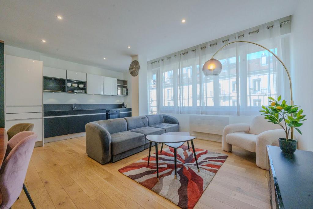 un salon avec un canapé et une table dans l'établissement #HU Le Coeur Lorraine City centerStation T3, à Grenoble