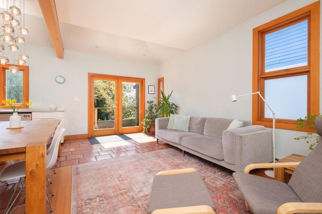 ein Wohnzimmer mit Sofa und Tisch in der Unterkunft Cozy Heritage Home Near Main St in Vancouver