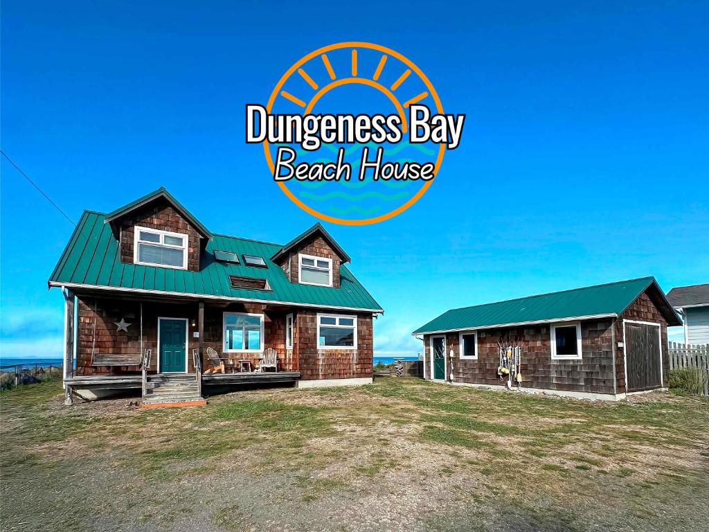 una casa con techo verde y una casa de playa en Sq Dungeness Bay Beach House, en Sequim