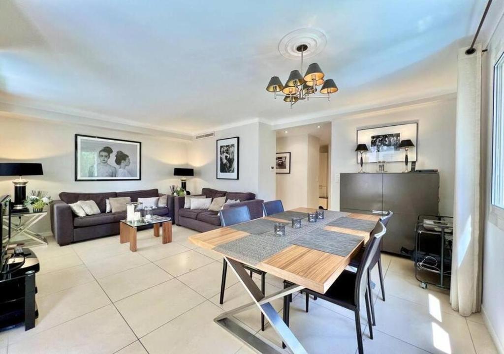un salon avec une table et un canapé dans l'établissement Appartement de deux chambres à coucher près de la Croisette à Cannes, à Cannes