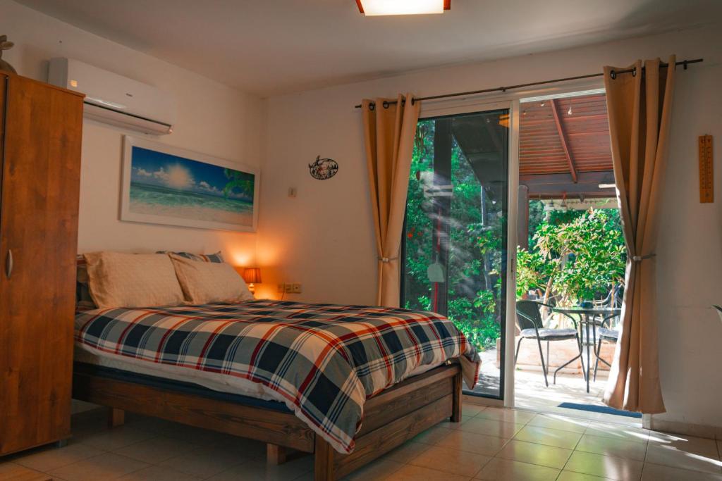 Postel nebo postele na pokoji v ubytování Cute Apartment hagoshrim