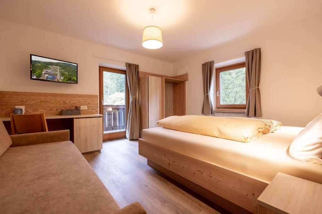 TV a/nebo společenská místnost v ubytování SAN PIETRO DOLOMITI Small Budget Hotel