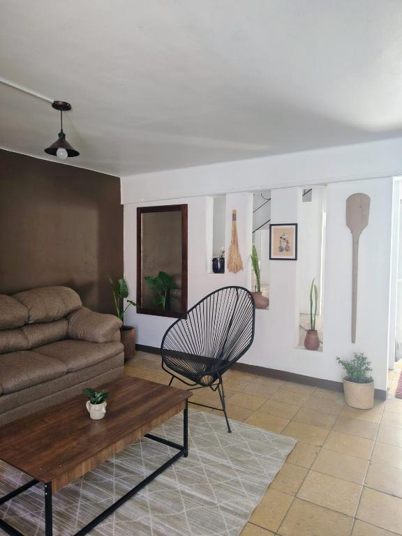 a living room with a couch and a coffee table at EL LIMÓN departamento in Oaxaca City