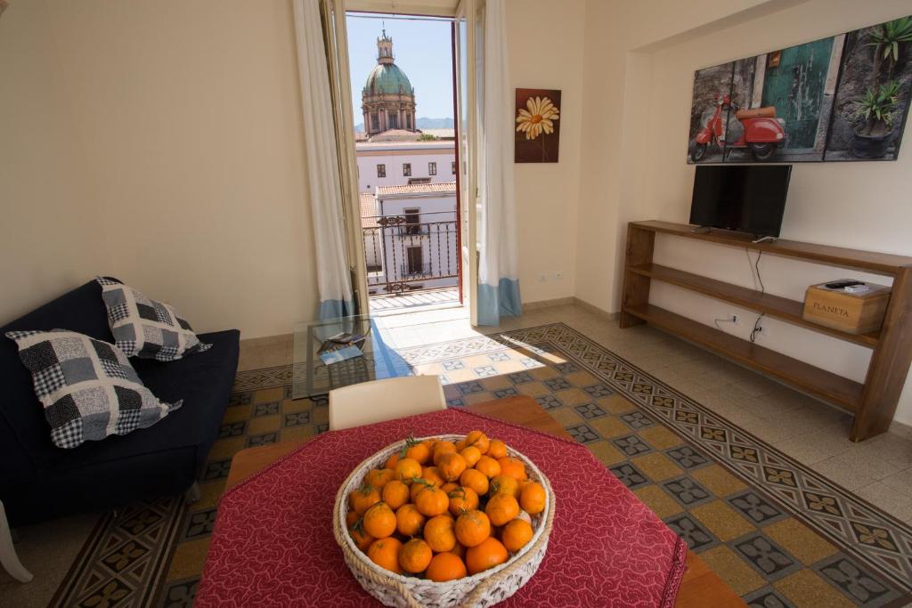 a living room with a bowl of oranges on a table at Massimissimo in Palermo