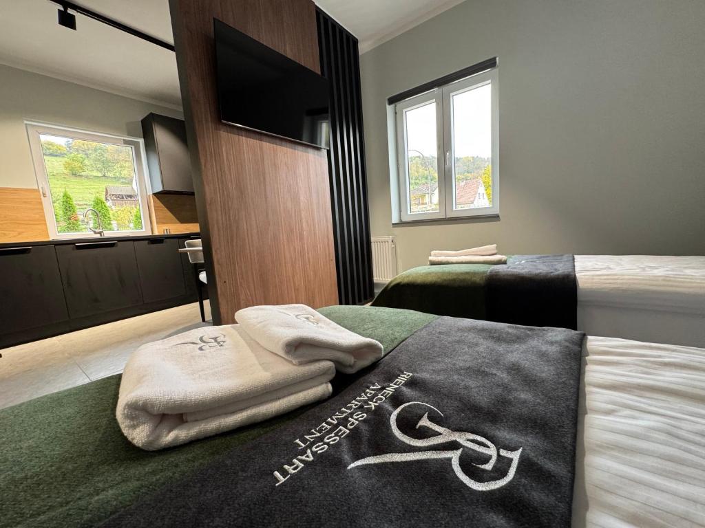 een hotelkamer met 2 bedden en handdoeken op het bed bij Luxus Studio in Rieneck in Rieneck