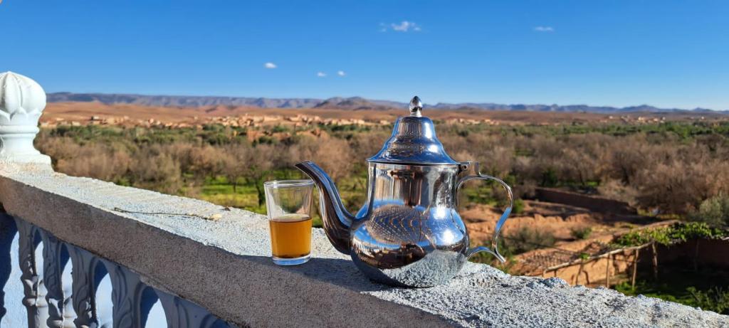 una tetera y un vaso de zumo de naranja en una cornisa en Dar Mayssa Rose, en Zawyat