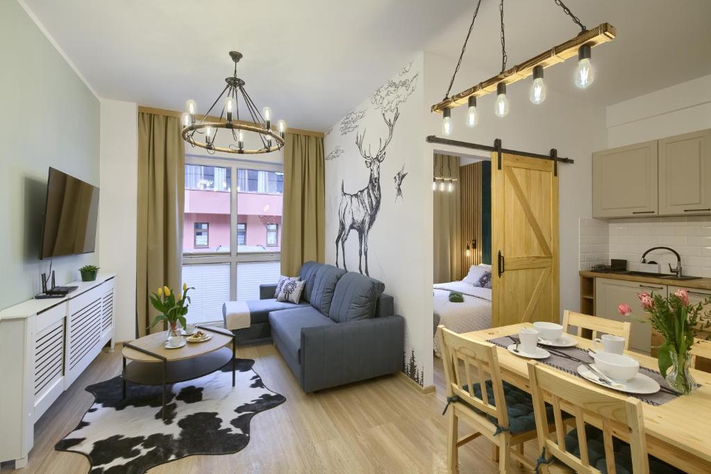クリニツァ・ズドルイにあるApartament Krynica Centralのキッチン、リビングルーム(ダイニングルーム付)