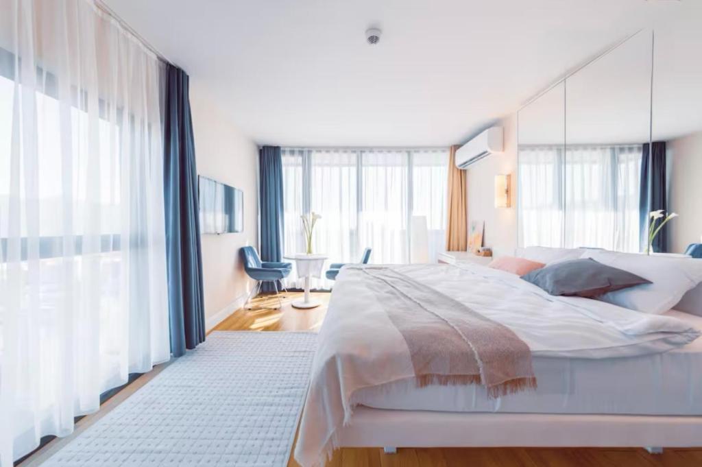 Postel nebo postele na pokoji v ubytování PANORAMA Orbi City Center Suite Sea View