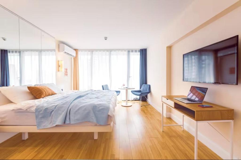 TV a/nebo společenská místnost v ubytování PANORAMA Orbi City Center Suite Sea View