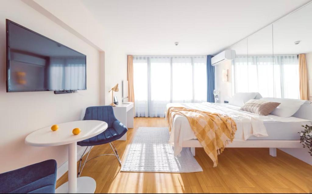Postel nebo postele na pokoji v ubytování PANORAMA Orbi City Center Suite Sea View