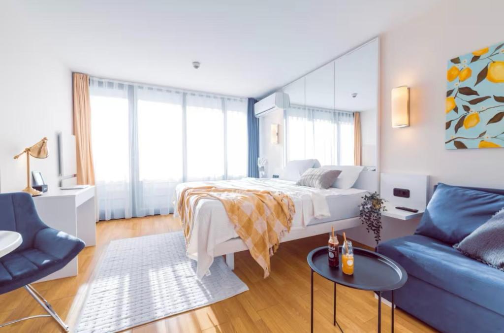 Postel nebo postele na pokoji v ubytování PANORAMA Orbi City Center Suite Sea View