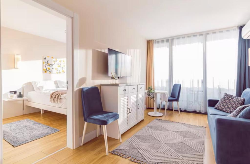 Postel nebo postele na pokoji v ubytování PANORAMA Orbi City Center Suite Sea View