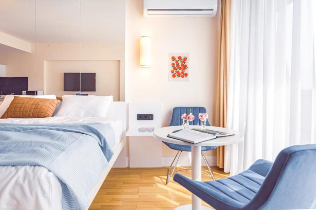 Postel nebo postele na pokoji v ubytování PANORAMA Orbi City Center Suite Sea View