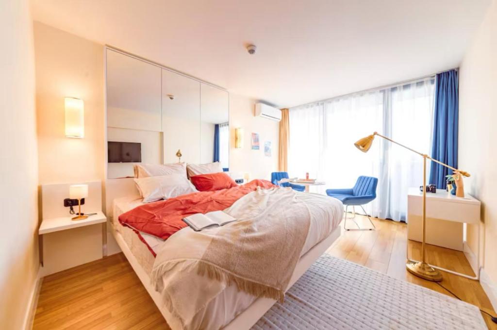 Postel nebo postele na pokoji v ubytování PANORAMA Orbi City Center Suite Sea View
