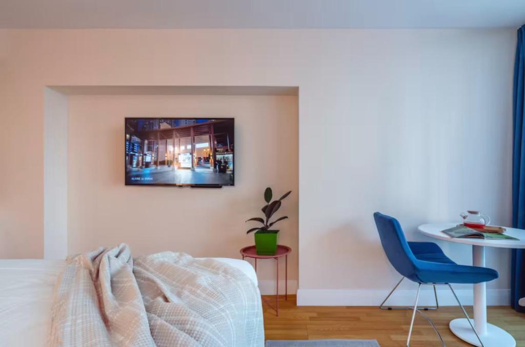 TV a/nebo společenská místnost v ubytování PANORAMA Orbi City Center Suite Sea View