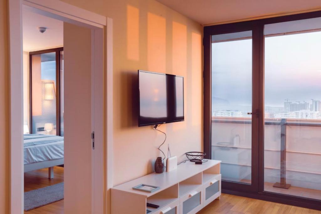 TV a/nebo společenská místnost v ubytování PANORAMA Orbi City Center Suite Sea View