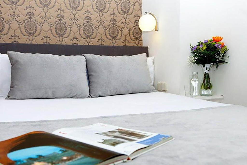 Postel nebo postele na pokoji v ubytování Sercotel Toledo Imperial