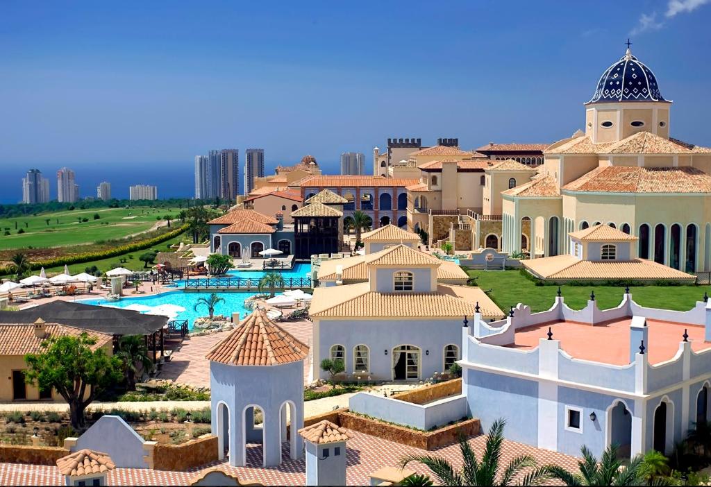 Vista arial de um resort com piscina em Melia Villaitana em Benidorm