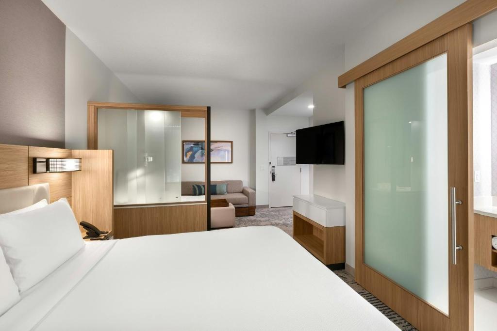 Postel nebo postele na pokoji v ubytování SpringHill Suites by Marriott West Melbourne Palm Bay