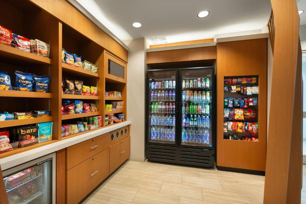 Supermarket nebo jiné obchody v  hotelu nebo okolí