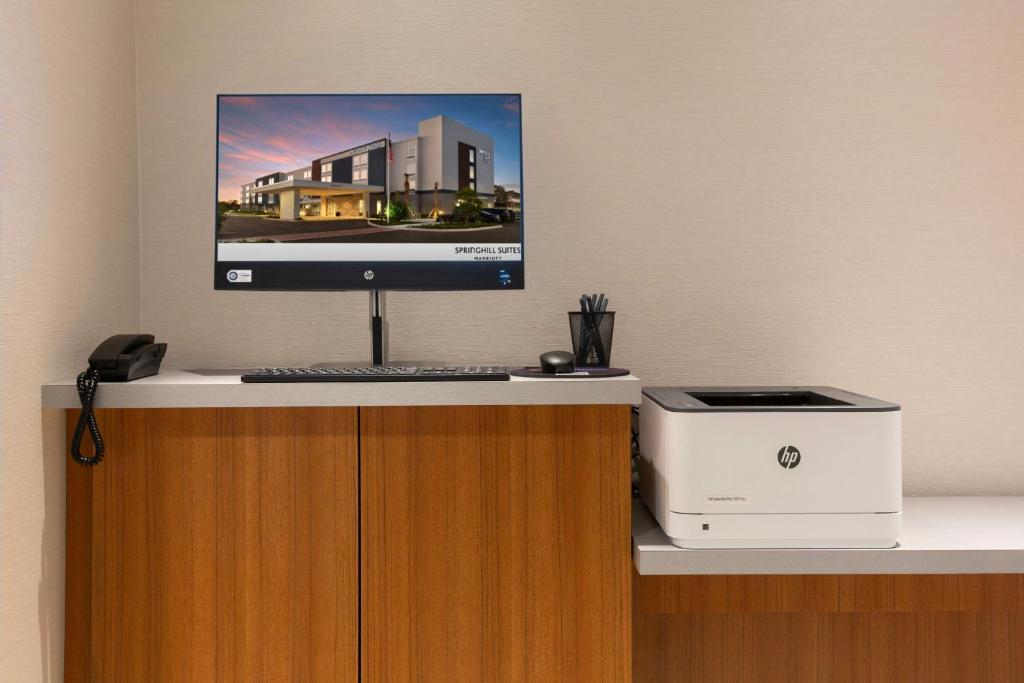 TV a/nebo společenská místnost v ubytování SpringHill Suites by Marriott West Melbourne Palm Bay