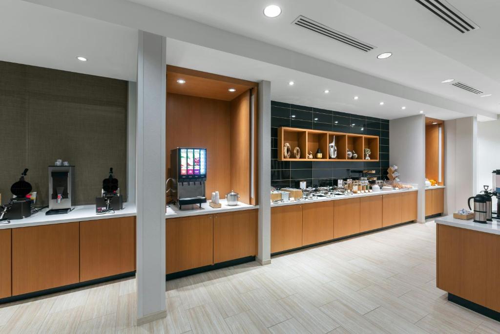 Příslušenství pro přípravu čaje a kávy v ubytování SpringHill Suites by Marriott West Melbourne Palm Bay
