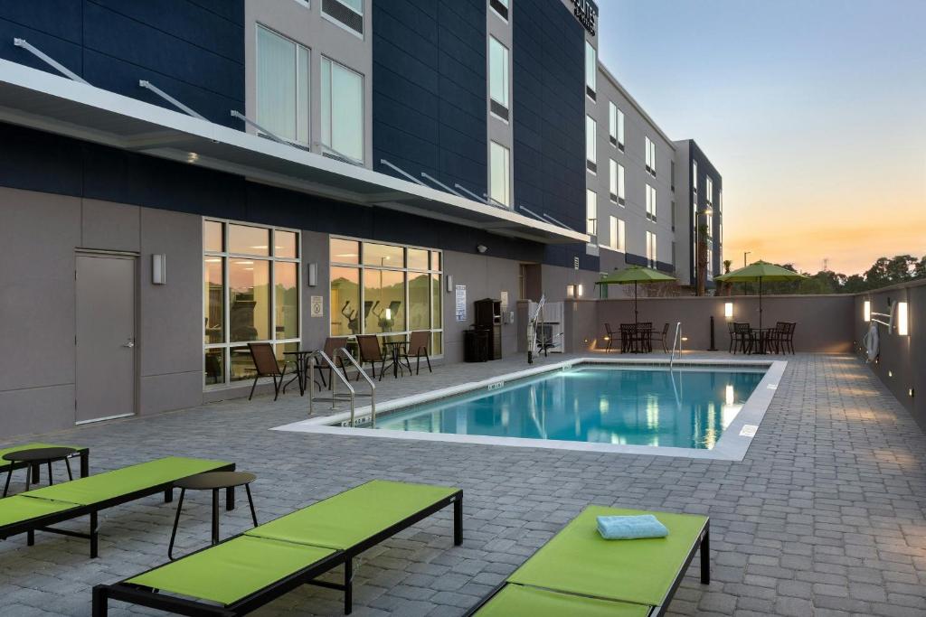 Bazén v ubytování SpringHill Suites by Marriott West Melbourne Palm Bay nebo v jeho okolí