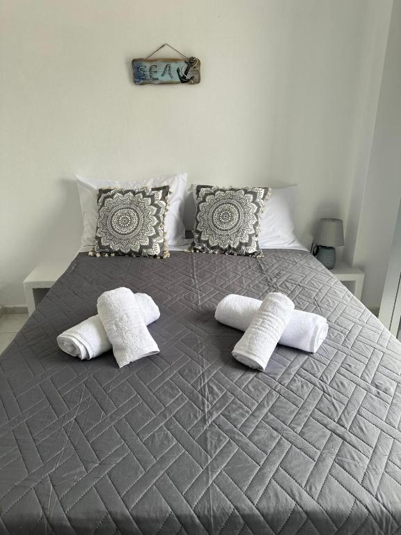 Una cama o camas en una habitación de Calypso Heaven