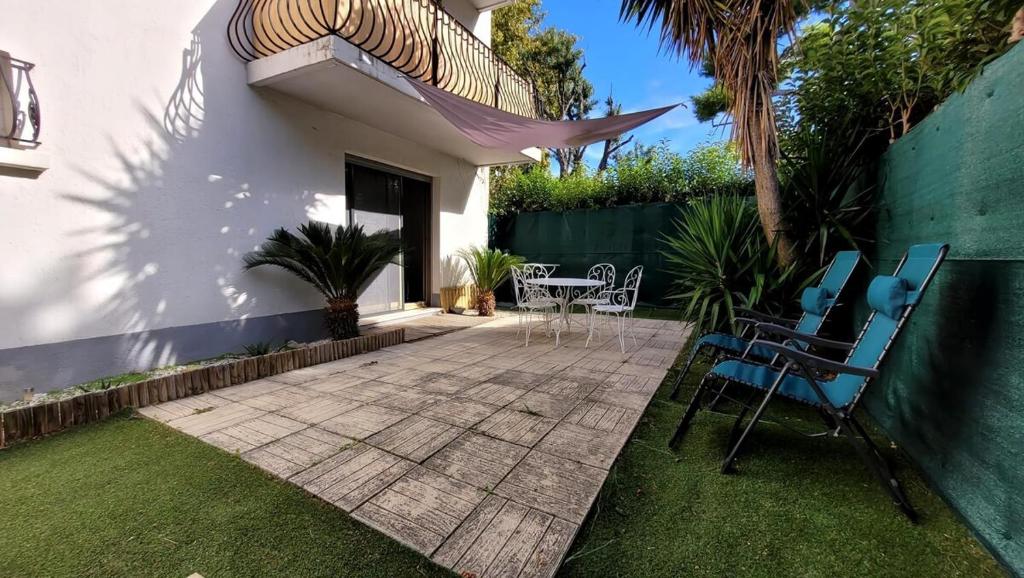 d'une terrasse avec des chaises et une table dans la cour. dans l'établissement Studio à 100m de la plage et proche stade Velodrome, à Marseille