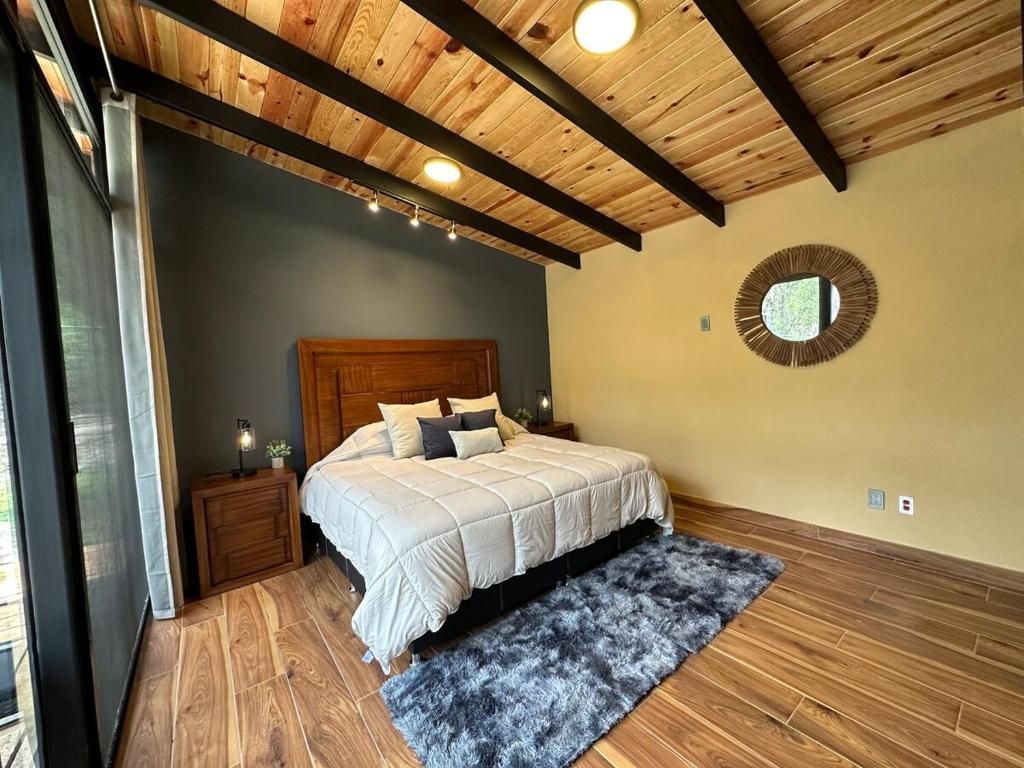 Postel nebo postele na pokoji v ubytování Cabañas del Bosque 1