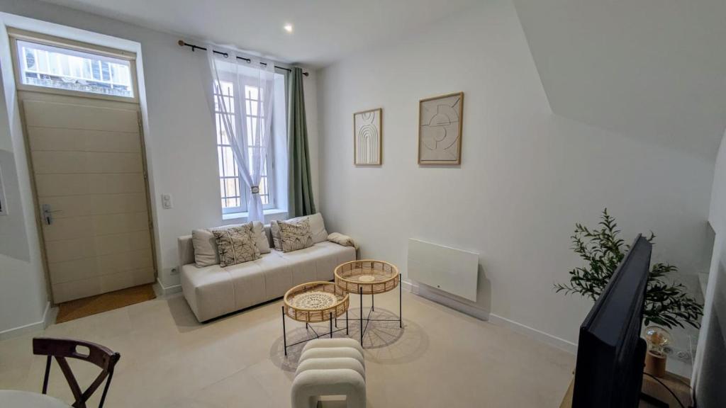 un salon avec un canapé et une table dans l'établissement La calanque bleue - Maison de 65m2 plein centre, à Martigues