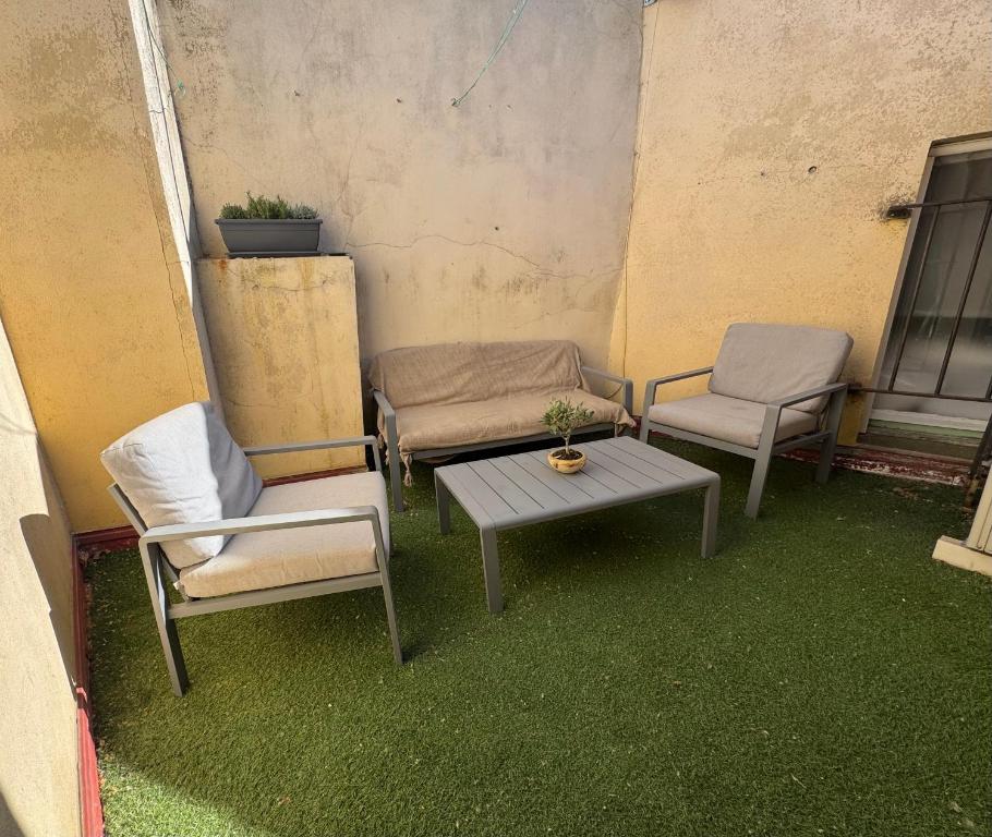 - un ensemble de chaises, une table et un canapé dans l'établissement Centre-ville Avignon - Duplex - Terrasse privée, à Avignon