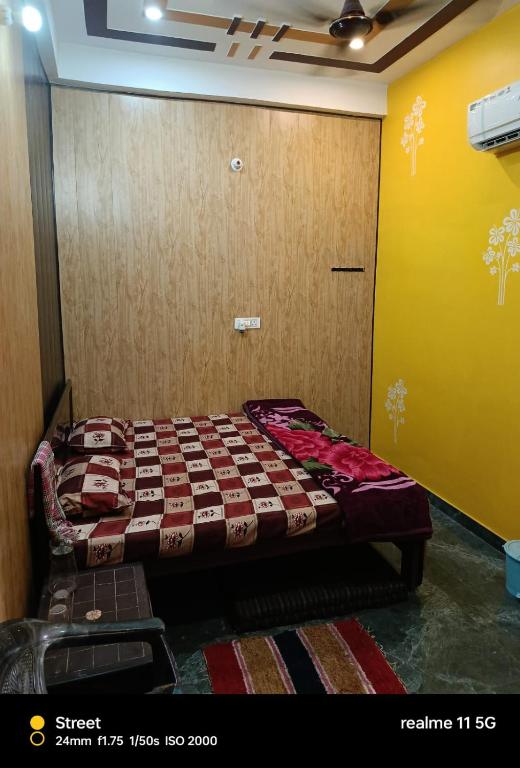 Postel nebo postele na pokoji v ubytování Maa janki guest house