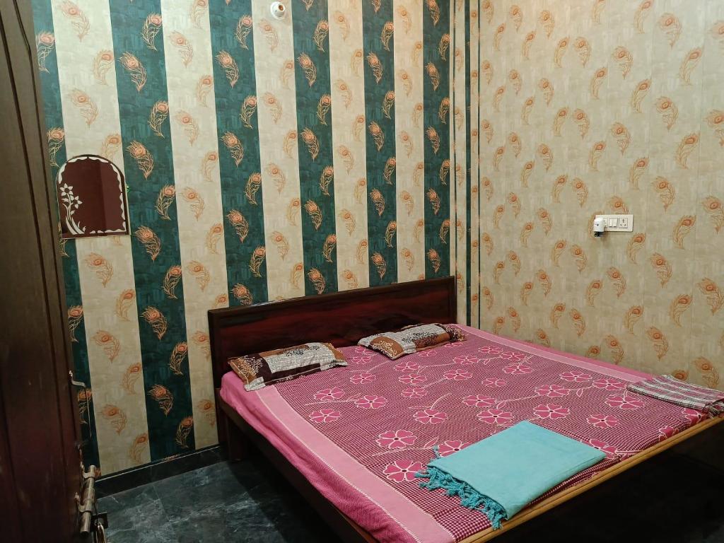 Postel nebo postele na pokoji v ubytování Maa janki guest house