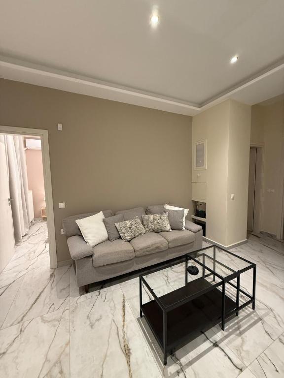 Ruang duduk di Luxy renovated flat with patio