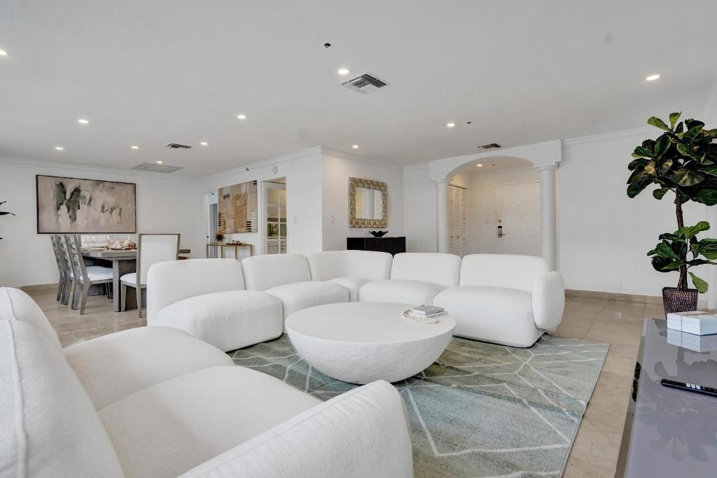 Posezení v ubytování Luxury 2BD Penthouse with Beach Access and Resort Amenities PH6
