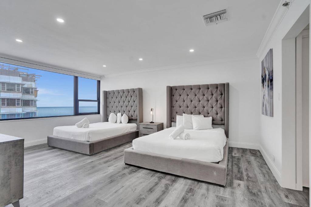 Postel nebo postele na pokoji v ubytování Luxury 2BD Penthouse with Beach Access and Resort Amenities PH6