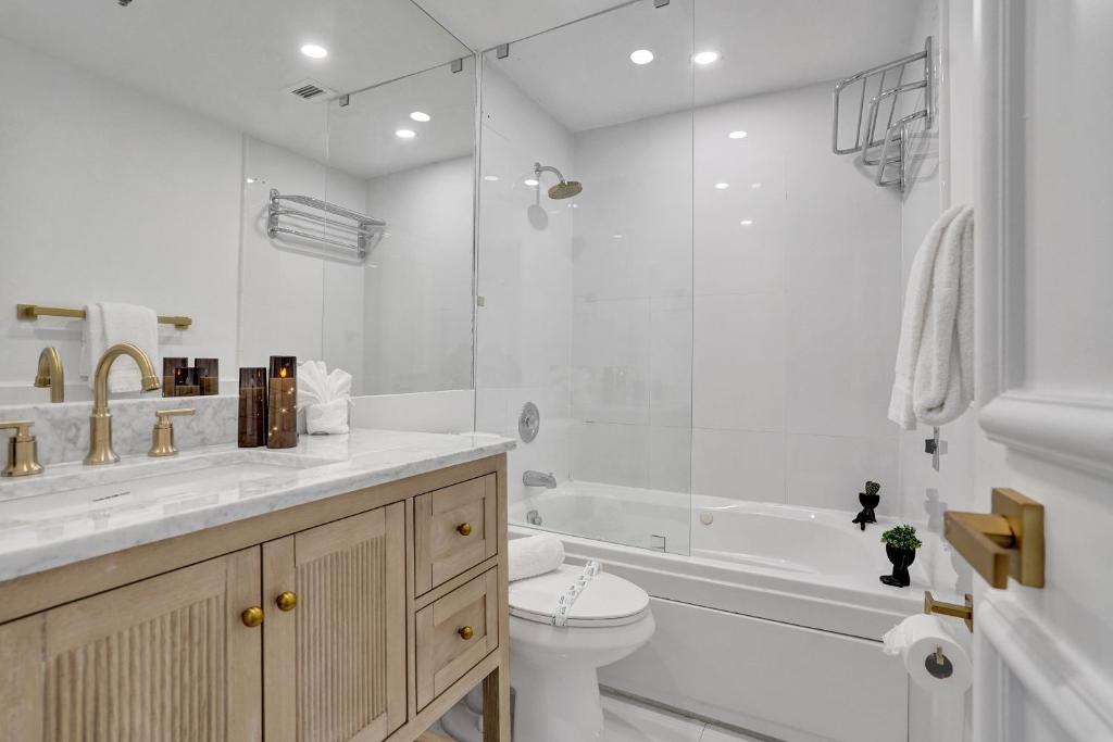 Koupelna v ubytování Luxury 2BD Penthouse with Beach Access and Resort Amenities PH6