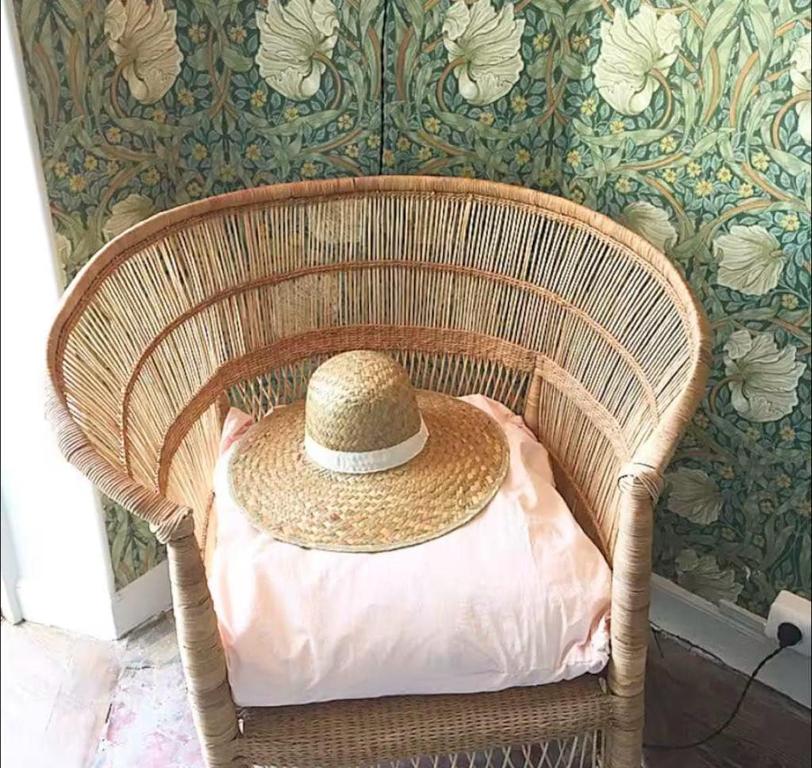Charming French Apartment in central Cannes, Balcony, AC, 5min walk to beach