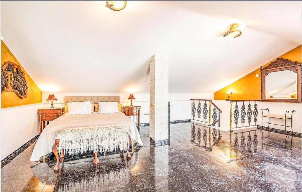 Posteľ alebo postele v izbe v ubytovaní Majestic Villa by the Beach Heated Private Pool & Jacuzzi