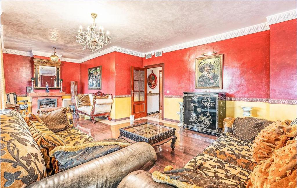 Posedenie v ubytovaní Majestic Villa by the Beach Heated Private Pool & Jacuzzi